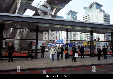 Menschen warten auf einen Bus am Busbahnhof in Vauxhall London Stockfoto