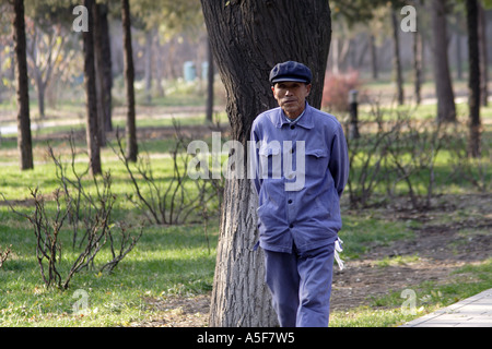 Peking, China, älterer Mann trägt einen Mao-Anzug und Hut, zu Fuß in Jingshan Park Stockfoto