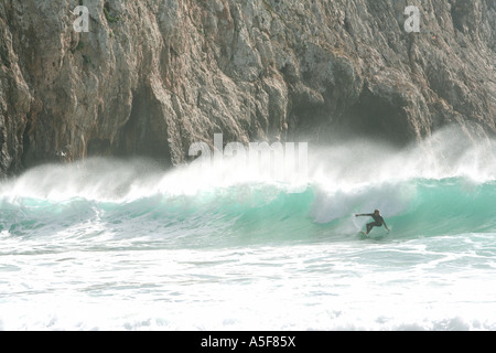 Surfer gegen Felsen am Strand von Praia de Beliche Sagres die südwestliche Punkt Europas-Algarve-Portugal Stockfoto