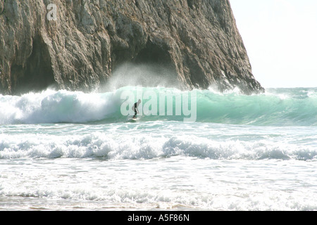 Surfer gegen Felsen am Strand von Praia de Beliche Sagres die südwestliche Punkt Europas-Algarve-Portugal Stockfoto