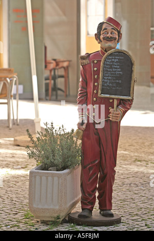 Kellner dummy vor einem Restaurant Faro Algarve Portugal Europa Stockfoto