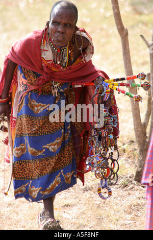 Frau vom Stamm Masai in Kenia Verkauf von Souvenirs, Afrika Stockfoto