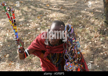 Frau vom Stamm Masai in Kenia bis zu einem Safaribus, Afrika Stockfoto