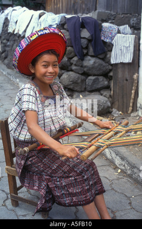 Maya-Quiche junge Frau an einem Webstuhl weben Tuch in das Dorf Santiago Atitlan-Guatemala Stockfoto