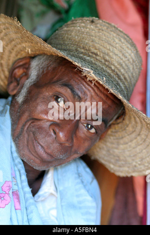 Madagaskar, Mann trägt einen Strohhut in Ifaty, nördlich von Toliara (Tulear) Stockfoto