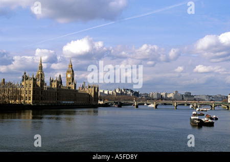 Parlamentsgebäude und den Fluss Themse in London England Stockfoto