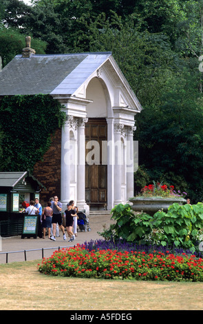 Hyde Parkeingang entlang Bayswater Road in London England Stockfoto