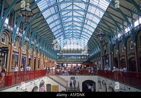 Innere des Covent Garden Market in London England Stockfoto