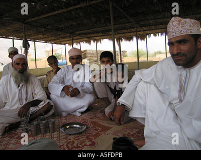 Oman, omanischen Familie auf einem Teppich ein Zuhause in der Wüste Stockfoto