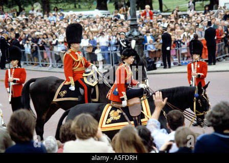 Königin Elizabeth auf dem Rücken der Pferde während der Trooping die Farbe in London England Stockfoto