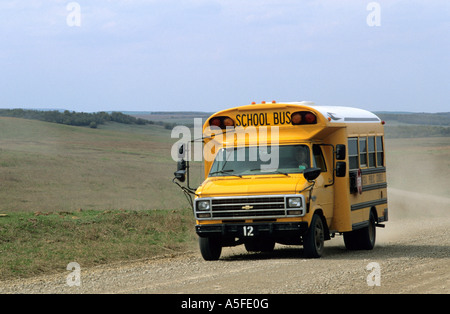 Ein Schulbus unterwegs auf einem ländlichen Feldweg in Oklahoma Stockfoto