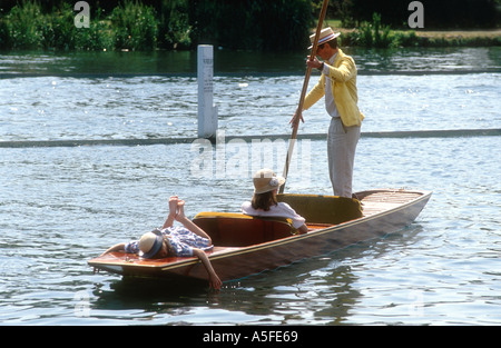 Eine Familie in einem Punt in Henley Royal Regatta auf der Themse in Oxfordshire, England UK Stockfoto