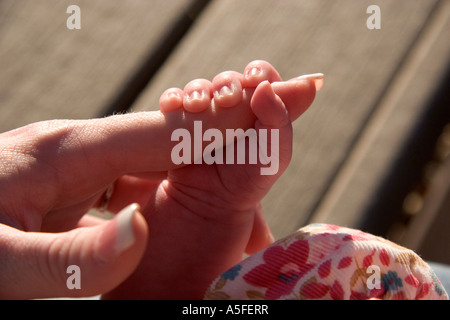 Babymädchen mit ihren Müttern finger Stockfoto
