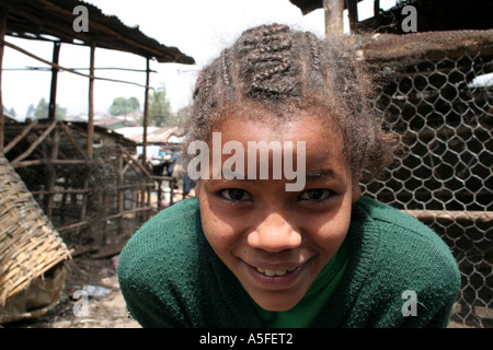 Äthiopien, Addis Abeba, Merkato, Addis Ketema, Neustadt, junges Mädchen mit geflochtenen Haaren auf dem Hauptmarkt Stockfoto