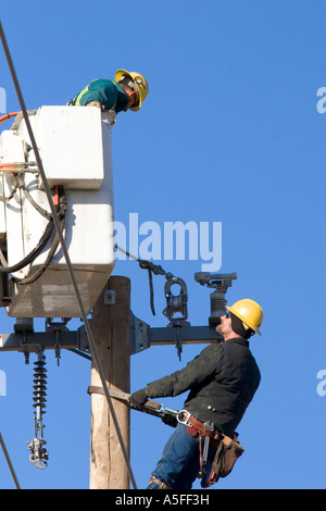 Elektrische Leistung Lineman Installation von Neuanlagen in Boise, Idaho Stockfoto