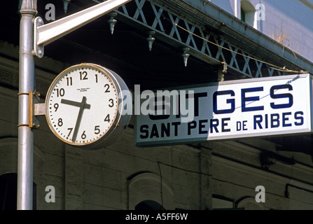 Ein Zug Bahnhofsuhr in Sitges Spanien Stockfoto