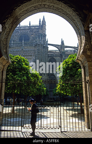 Blick auf den Dom durch eine gewölbte Tor des Alcazar von Sevilla Spanien Stockfoto
