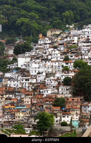 Hillside Favela in Rio De Janeiro Brasilien diese Slums sind Heimat von Tausenden von armen Menschen hocken auf öffentlichem Grund Stockfoto
