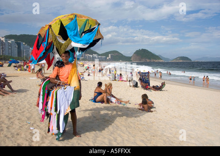 Anbieter verkaufen Strandkleidung am Strand der Copacabana in Rio De Janeiro Brasilien Stockfoto