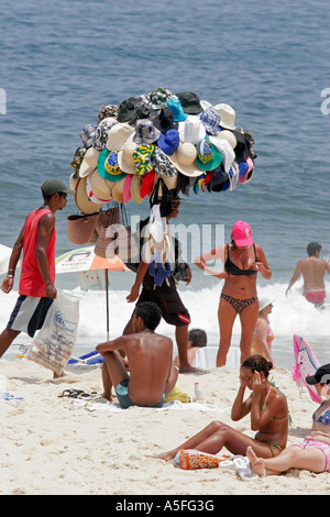 Anbieter verkaufen Strandkleidung am Strand von Ipanema in Rio De Janeiro Brasilien Stockfoto