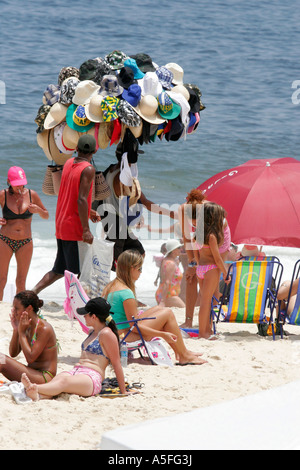 Anbieter verkaufen Strandkleidung am Strand von Ipanema in Rio De Janeiro Brasilien Stockfoto