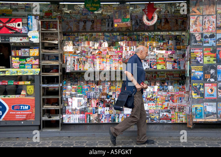 Ein Mann geht vorbei an einem Kiosk im Liberdade asiatischen Abschnitt von Sao Paulo Brasilien Stockfoto