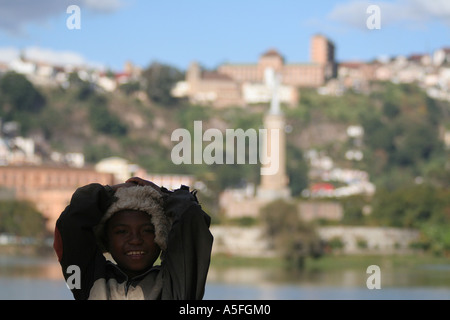 Kleine Obdachlose junge vor See Anosy, Antananarivo, der Hauptstadt Madagaskars Stockfoto