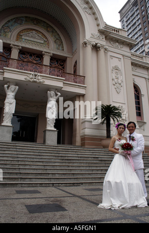 Paar posieren für Hochzeitsfotos vor nationalen Theater Oper, Saigon, HCMC, Vietnam Stockfoto