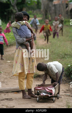 Mutter und Kinder in Andasibe, Madagaskar Stockfoto