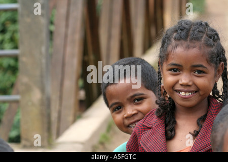 Young Bruder und Schwester auf einer Brücke in Andasibe, Madagaskar Stockfoto