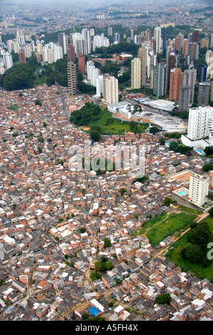 Luftaufnahme des überfüllten Favela Gehäuse kontrastiert mit modernen Wohnanlagen in Sao Paulo Brasilien Stockfoto