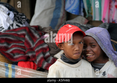 Jungs erzählen Geheimnisse in Andasibe Madagaskar Stockfoto