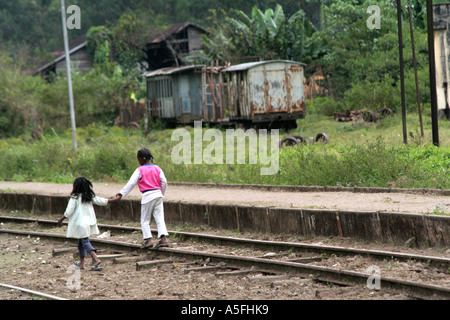 Mädchen Fuß auf dem Bahngleis in ländlichen Andasibe, Madagaskar Stockfoto
