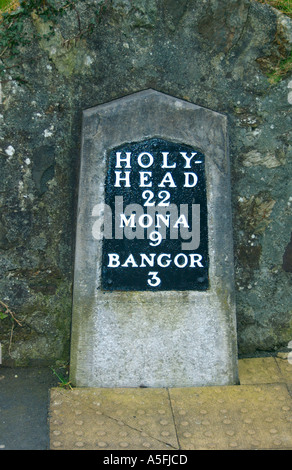 Meilenstein, entworfen von Thomas Telford entlang die von London nach Holyhead Road in der Nähe der Menai Bridge North Wales Stockfoto