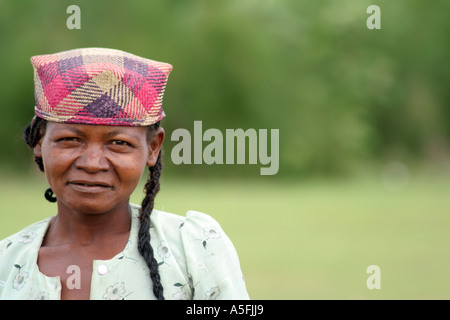 Manakara, Madagaskar, Frau in traditionellen Hut und Zöpfe Stockfoto