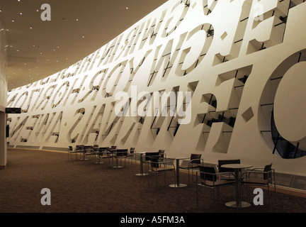 Innenansicht des Wales Millennium Centre Cardiff Bay zeigt außen Parolen von innen Stockfoto