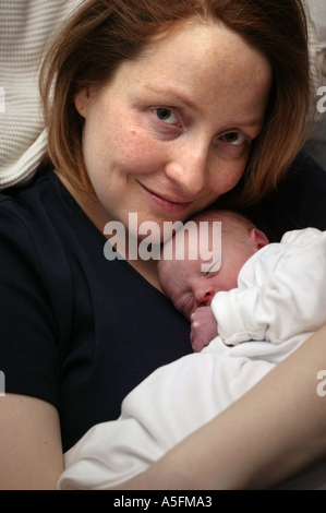 Eine zufriedene Mutter mit ihrem Neugeborenen Baby, nur wenige Minuten nach der Geburt Stockfoto