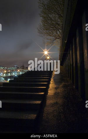 Stufen hinauf vom Vorland auf dem Damm in der Nacht. Die Themse, London, England, UK Stockfoto