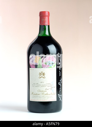 Eine seltene Flasche 1957 Chateau Mouton Rothschild Rotwein mit dem Label entworfen und signiert vom Künstler Andy Warhol Stockfoto