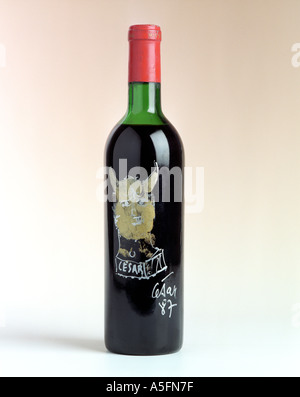 Eine seltene Flasche 1967 Chateau Mouton Rothschild Rotwein mit dem Label entworfen und signiert von der Künstlerin César Baldaccini Stockfoto
