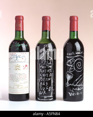 Seltene Flaschen Chateau Mouton Rothschild Wein mit Etiketten gemalt und signiert von einigen der großen modernen und zeitgenössischen Kunst Stockfoto