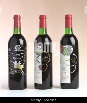 Seltene Flaschen Chateau Mouton Rothschild Wein mit Etiketten gemalt und signiert von einigen großen Künstlern, modernen und zeitgenössischen Stockfoto
