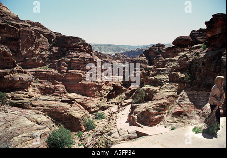 Beduinen Standbesitzer fegen von Sand aus dem Bereich vor ihrem Stall Bergweg in das Kloster El Deir Petra Jordanien Stockfoto