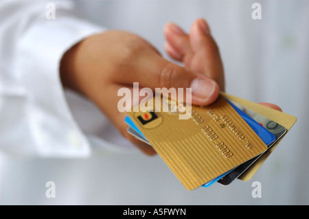 Zarte Frauenhand mit Kredit Karten. Stockfoto
