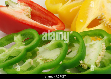 Rote gelbe und grüne süße Paprika in Scheiben Stockfoto