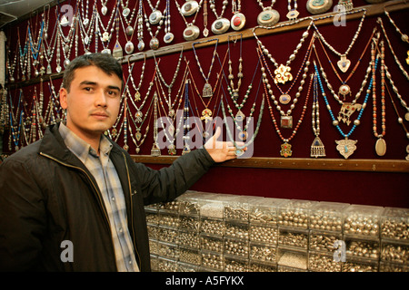 TURKOMAN VERKÄUFER AUS AFGHANISTAN ZEIGT TRADITIONELLE SCHMUCK AUF DEM BASAR, ISTANBUL, TÜRKEI Stockfoto