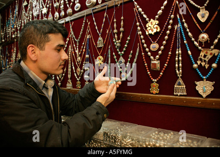 TURKOMAN VERKÄUFER AUS AFGHANISTAN ZEIGT TRADITIONELLE SCHMUCK AUF DEM BASAR, ISTANBUL, TÜRKEI Stockfoto