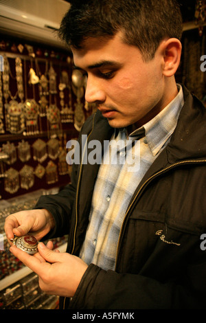 TURKOMAN VERKÄUFER AUS AFGHANISTAN ZEIGT TRADITIONELLE SCHMUCK AUF DEM BASAR, ISTANBUL, TÜRKEI Stockfoto