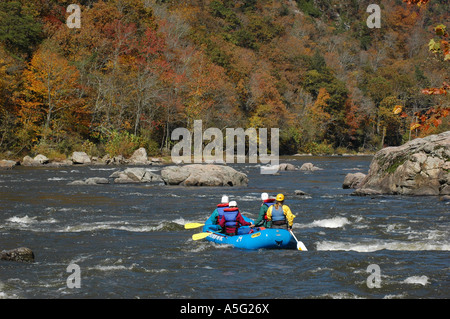 Urlauber genießen Sie eine Herbst-Herbst-rafting-Tour in den Bergen des westlichen North Carolina. Stockfoto