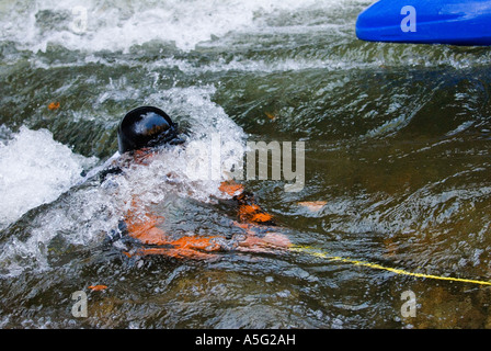 Kajakfahrer ist nach dem coming out seines Bootes und vor dem Schlafengehen über ein 30 Fuß Wasserfall bei einem extremen Wettbewerb Boot gerettet. Stockfoto